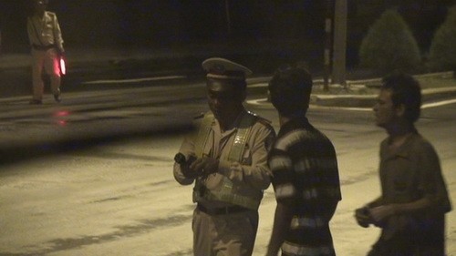 Cảnh tài xế chạy đến "làm luật" tấp nập tại chốt CSGT Hòa Phước (Đà Nẵng) đêm 31/7/2011 - Ảnh: H.K.